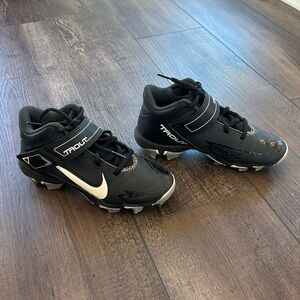 Nike baseball cleats big kid sz 2